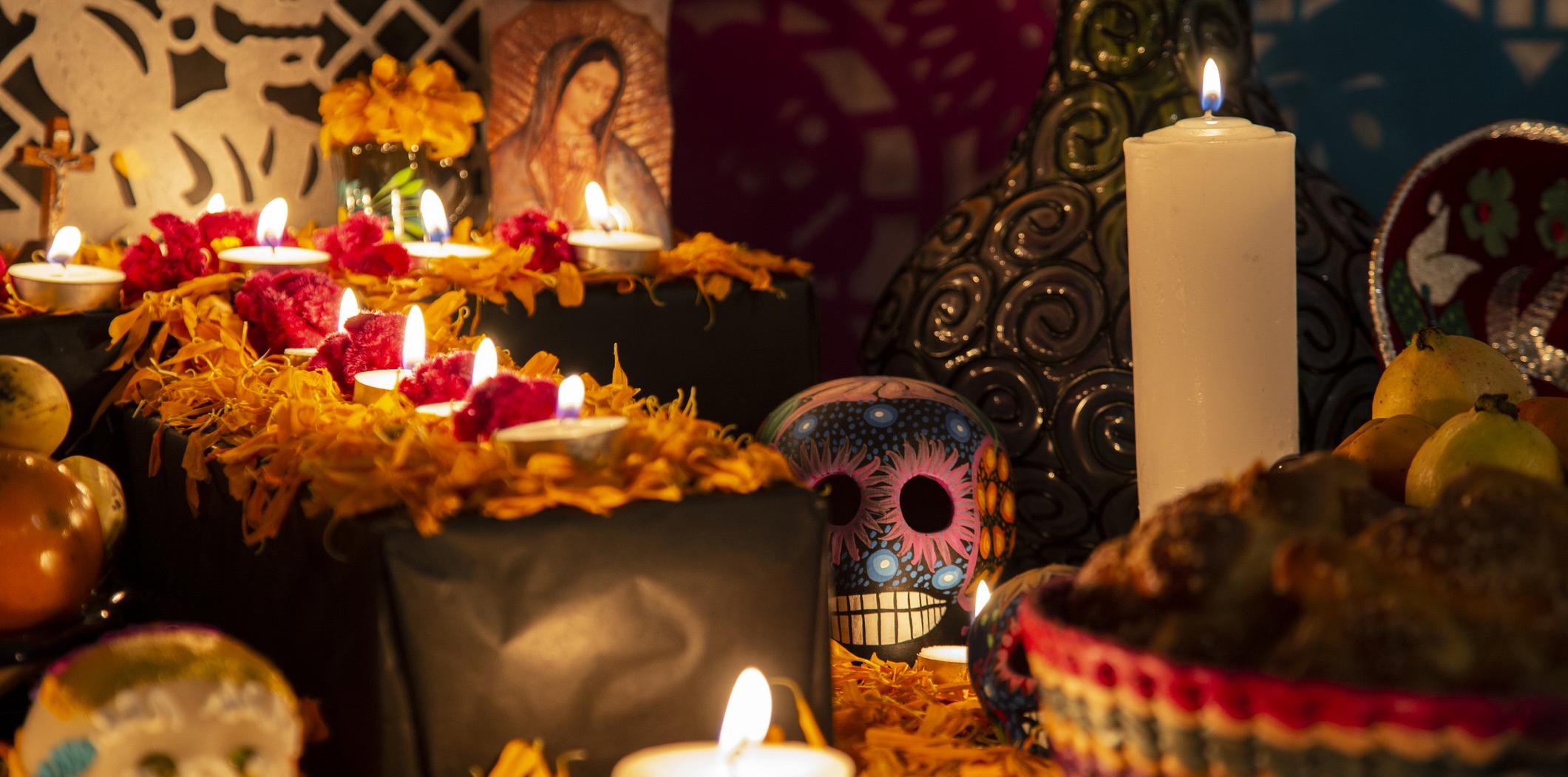 Puebla, Pue的五彩缤纷的传统亡灵节“ofrenda”上的彩色头骨.、墨西哥